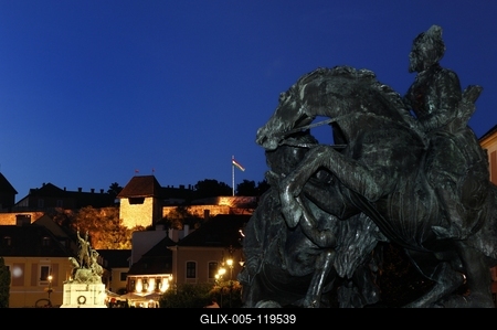 A vár és a Dobó István tér Egerben-stock-foto