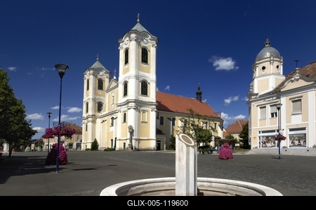 Gyöngyös belvárosa és a Szent Bertalan templom-stock-foto