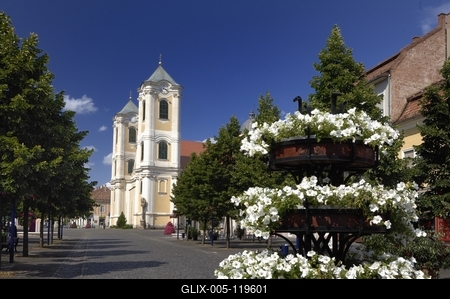 Gyöngyös belvárosa és a Szent Bertalan templom-stock-foto