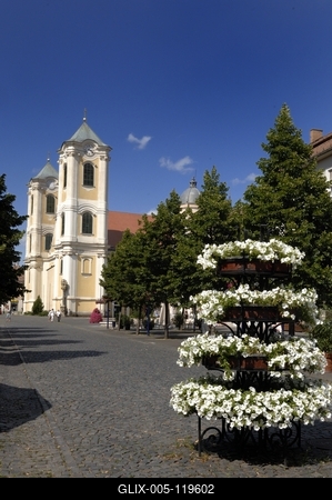 Gyöngyös belvárosa és a Szent Bertalan templom-stock-foto