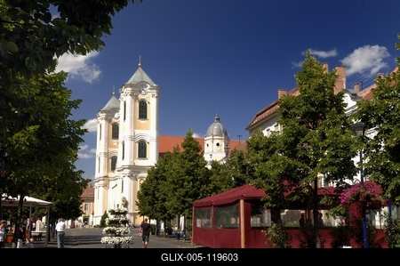 Gyöngyös belvárosa és a Szent Bertalan templom-stock-foto