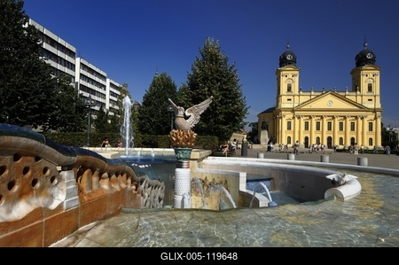 Debrecen, a Millenniumi szökőkút és a Református Nagytemplom-stock-foto