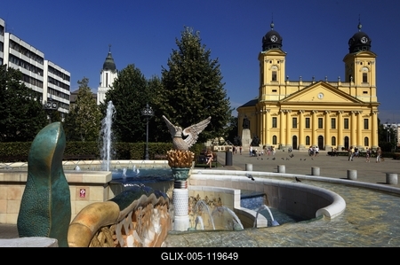 Debrecen, a Millenniumi szökőkút és a Református Nagytemplom-stock-foto