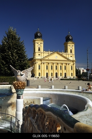 Debrecen, a Millenniumi szökőkút és a Református Nagytemplom-stock-foto