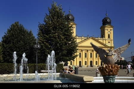 Debrecen, a Millenniumi szökőkút és a Református Nagytemplom-stock-foto