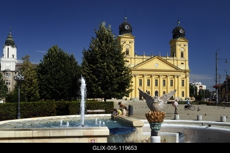 Debrecen, a Millenniumi szökőkút és a Református Nagytemplom-stock-foto
