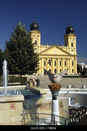 Debrecen, a Millenniumi szökőkút és a Református Nagytemplom-stock-foto