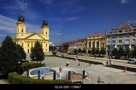 Debrecen belvárosa a Református Nagytemplommal-stock-foto