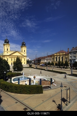 Debrecen belvárosa a Református Nagytemplommal-stock-foto