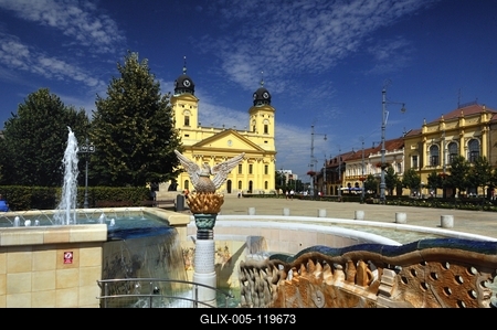 Debrecen, a Millenniumi szökőkút és a Református Nagytemplom-stock-foto