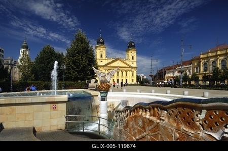 Debrecen, a Millenniumi szökőkút és a Református Nagytemplom-stock-foto
