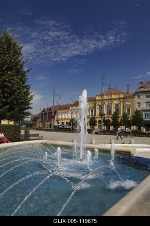 Debrecen, a Millenniumi szökőkút és a Református Nagytemplom-stock-foto