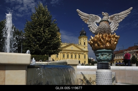 Debrecen, a Millenniumi szökőkút és a Református Nagytemplom-stock-foto