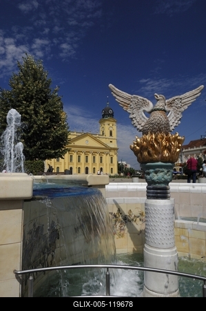 Debrecen, a Millenniumi szökőkút és a Református Nagytemplom-stock-foto