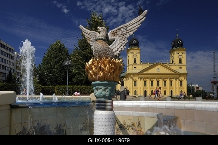 Debrecen, a Millenniumi szökőkút és a Református Nagytemplom-stock-foto