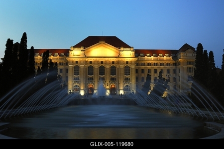A Debreceni Egyetem főépülete-stock-foto