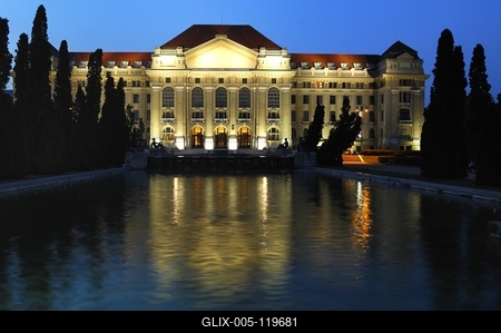 A Debreceni Egyetem főépülete-stock-foto
