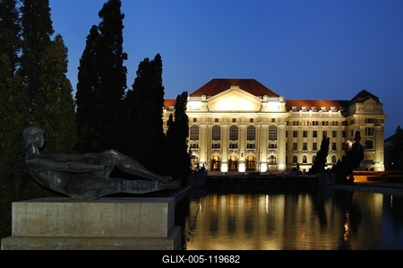 A Debreceni Egyetem főépülete-stock-foto