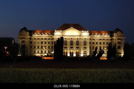 A Debreceni Egyetem főépülete-stock-foto