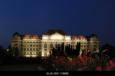 A Debreceni Egyetem főépülete-stock-foto