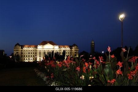 A Debreceni Egyetem főépülete-stock-foto