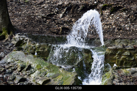 Vöröskő-forrás-stock-foto