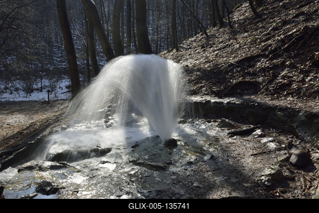 Vöröskő-forrás-stock-foto