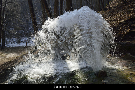 Vöröskő-forrás-stock-foto