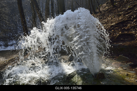 Vöröskő-forrás-stock-foto