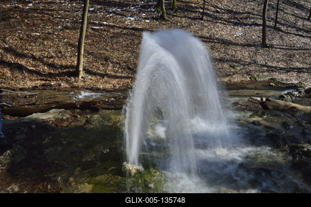 Vöröskő-forrás-stock-foto