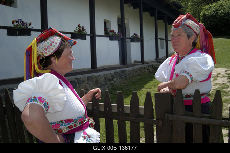 Hollókői népviselet-stock-foto