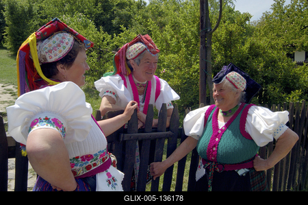 Hollókői népviselet-stock-foto