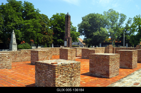 Bátaszék, középkori falmaradványok a templom mellett-stock-foto