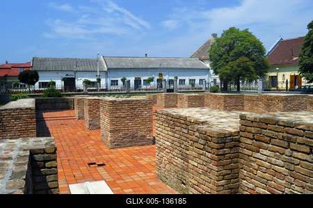 Bátaszék, középkori falmaradványok a templom mellett-stock-foto