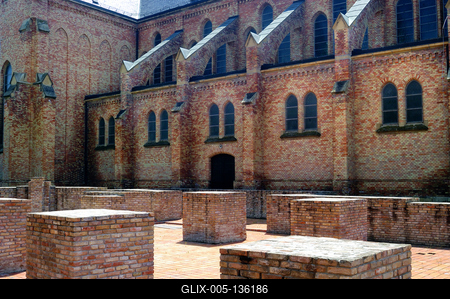 Bátaszék, középkori falmaradványok a templom mellett-stock-foto