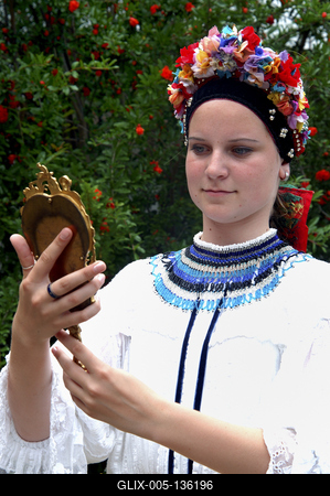 Decsi (sárközi) leányviselet-stock-foto