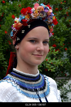 Decsi (sárközi) leányviselet-stock-foto