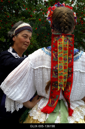 Decsi (sárközi) leányviselet-stock-foto