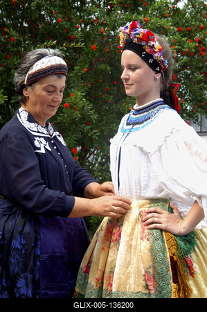 Decsi (sárközi) leányviselet-stock-foto