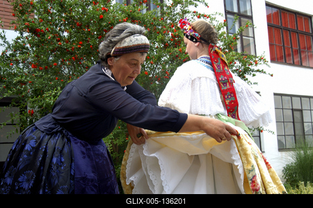 Decsi (sárközi) leányviselet-stock-foto