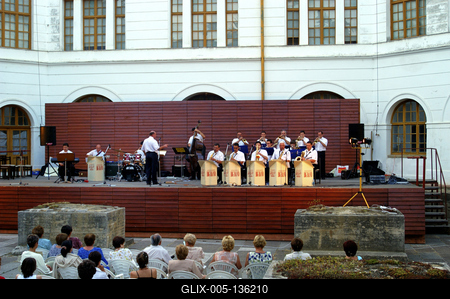 Szekszárd, hangverseny a régi Vármegyeháza udvarán-stock-foto