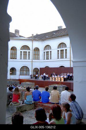 Szekszárd, hangverseny a régi Vármegyeháza udvarán-stock-foto