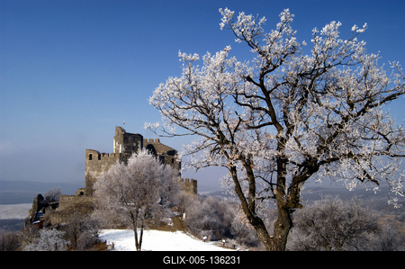 A Hollókői vár télen-stock-foto
