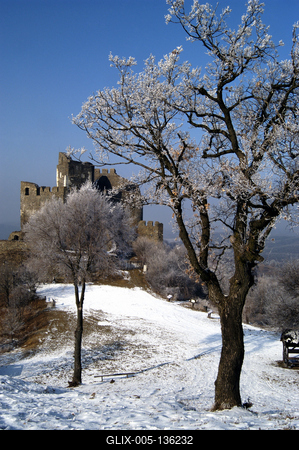 A Hollókői vár télen-stock-foto