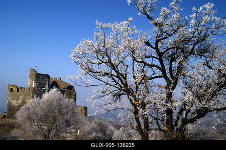 A Hollókői vár télen-stock-foto