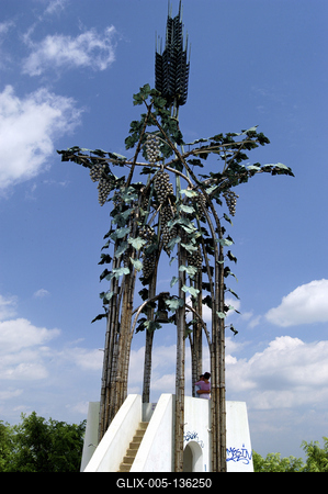 Szekszárd, Szőlő-szobor a Kálvária kilátón-stock-foto