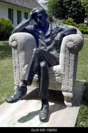 Szekszárd, Babits Mihály szobra-stock-foto