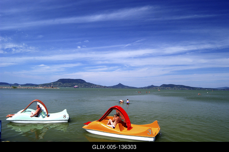 A Balaton és a Badacsony látványa Fonyódról-stock-foto