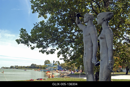 Fonyód, az Emberpár című szobor a Balaton partján.-stock-foto