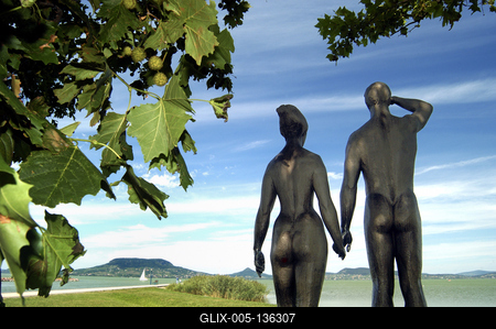 Fonyód, az Emberpár című szobor a Balaton partján.-stock-foto